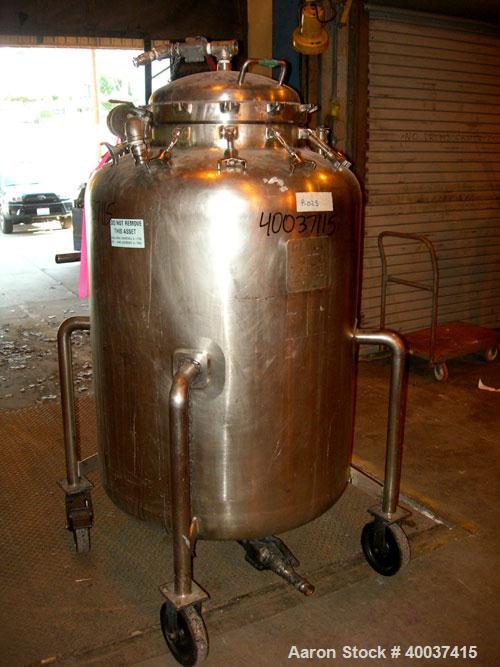 Used Walker Stainless Pressure Tank, 150 gallon, 316 L stainless steel, vertical. 34" diameter x 39" straight side, dished top and bottom. Internal rated FV/120 psi at 300 deg.f.. Openings top 18" wi...