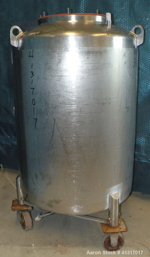 Used Walker Stainless Pressure Tank, 120 Gallon, 304 Stainless Steel, Vertical. 30" diameter x 36" straight side. Dish top and bottom. Internal rated 25 psi at 100 deg F. Openings: top 15" manway, no...