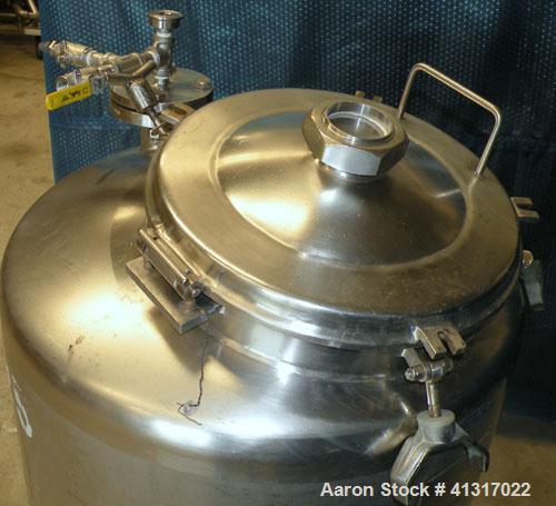 Used Walker Stainless Pressure Tank, 75 Gallon, 316 Stainless Steel, Vertical. 28" diameter x 26" straight side. Dish top and bottom. Internal rated 15 psi at 200 deg F and full vacuum. Openings: top...
