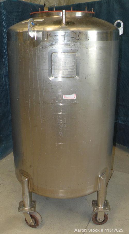 Used Walker Stainless Pressure Tank, 105 Gallon (400 Liter), 316 Stainless Steel, Vertical. 31-1/4" diameter x 42" straight side. Dish top and bottom. Internal rated 25 psi at 200 deg F and -20 deg F...