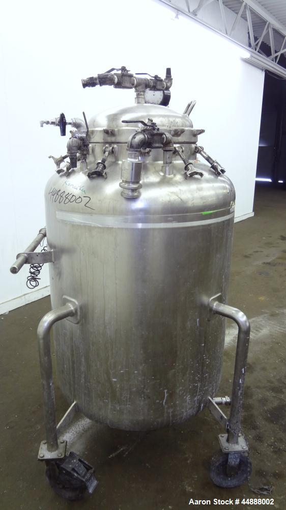 Used Walker Stainless Pressure Tank, 150 Gallon, 316L Stainless Steel, Vertical. 34" Diameter x 34" straight side, dished top and bottom. Internal rated Full Vacuum & 120 psi at 300 degrees F. Openin...