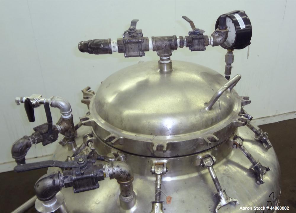 Used Walker Stainless Pressure Tank, 150 Gallon, 316L Stainless Steel, Vertical. 34" Diameter x 34" straight side, dished top and bottom. Internal rated Full Vacuum & 120 psi at 300 degrees F. Openin...