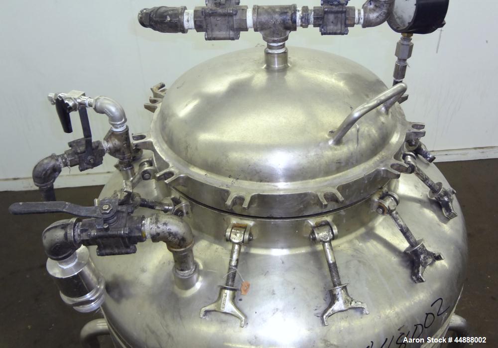 Used Walker Stainless Pressure Tank, 150 Gallon, 316L Stainless Steel, Vertical. 34" Diameter x 34" straight side, dished top and bottom. Internal rated Full Vacuum & 120 psi at 300 degrees F. Openin...