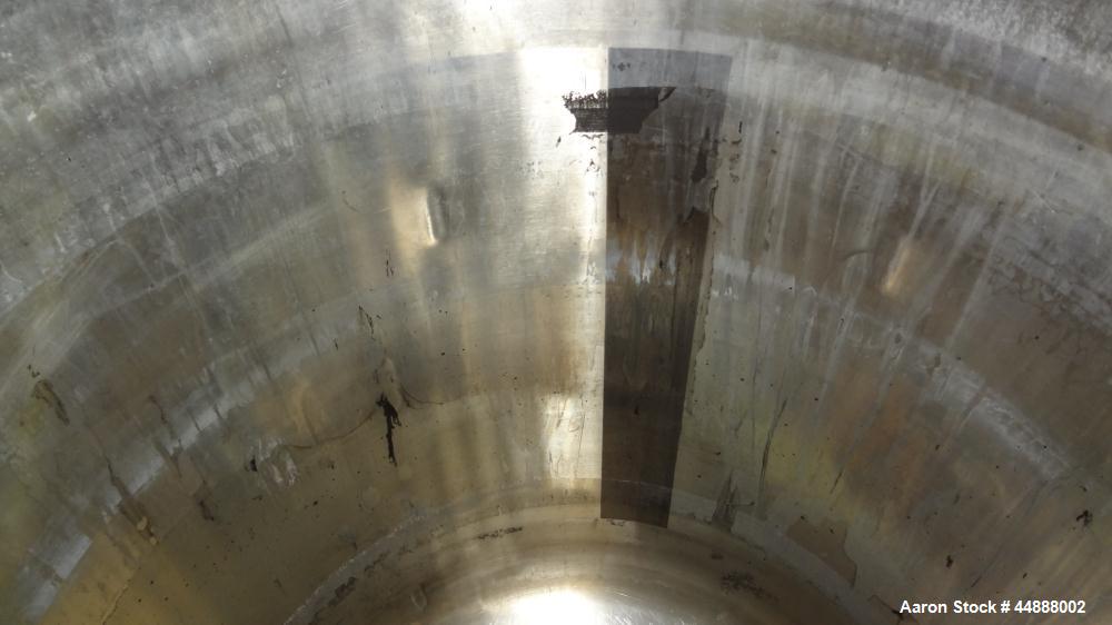 Used Walker Stainless Pressure Tank, 150 Gallon, 316L Stainless Steel, Vertical. 34" Diameter x 34" straight side, dished top and bottom. Internal rated Full Vacuum & 120 psi at 300 degrees F. Openin...