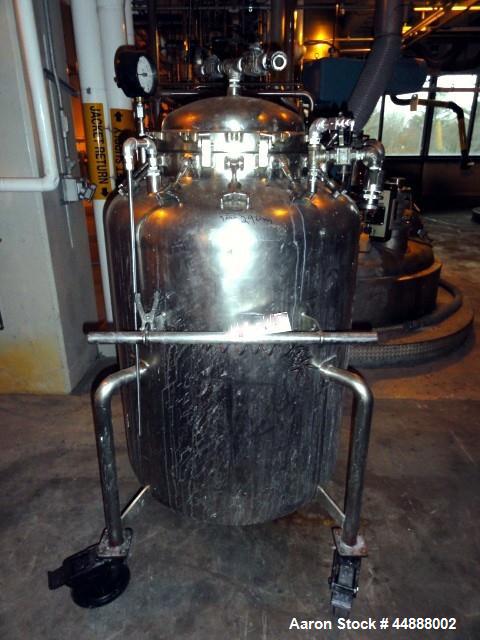 Used Walker Stainless Pressure Tank, 150 Gallon, 316L Stainless Steel, Vertical. 34" Diameter x 34" straight side, dished top and bottom. Internal rated Full Vacuum & 120 psi at 300 degrees F. Openin...