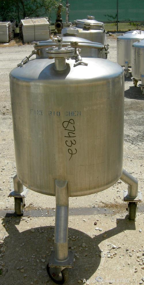USED: Walker Stainless pressure tank, 75 gallon, 316 stainless steel, vertical. 28" diameter x 26" straight side, dish top and bottom. Internal rated FV/15 psi at 200 deg F. Openings: top 2", 16" man...