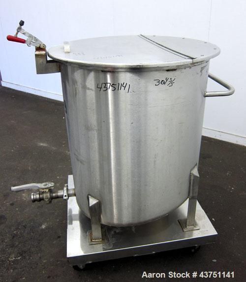 Used Water Cooling Corporation Tank, 100 Gallon, 304 Stainless Steel, Vertical. Approximately 31" diameter x 34" straight side. Flat top with a bolt-on hinged cover, 6" sloped bottom.  2" Tri-clamp s...