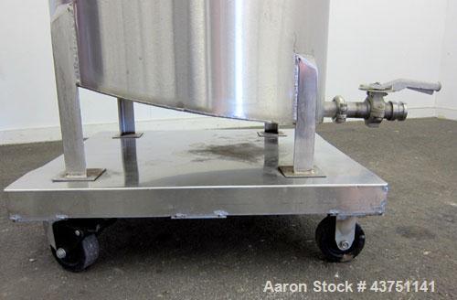 Used Water Cooling Corporation Tank, 100 Gallon, 304 Stainless Steel, Vertical. Approximately 31" diameter x 34" straight side. Flat top with a bolt-on hinged cover, 6" sloped bottom.  2" Tri-clamp s...