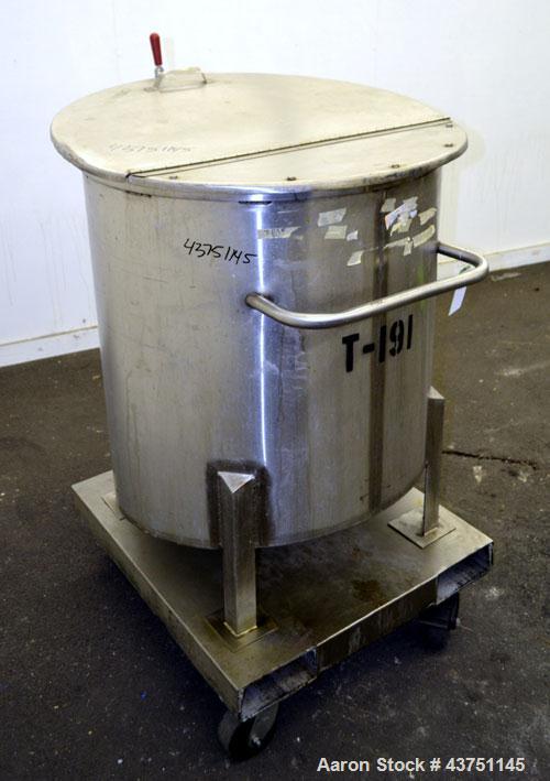 Used Water Cooling Corporation Tank, 100 Gallon, 304 Stainless Steel, Vertical. Approximately 31" diameter x 34" straight side.Flat top with a bolt-on hinged cover, 6" sloped bottom.2" Tri-clamp side...