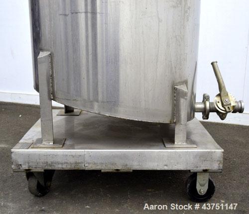 Used Water Cooling Corporation Tank, 100 Gallon, 304 Stainless Steel, Vertical. Approximately 31" diameter x 34" straight side.  Flat top with a bolt-on hinged cover, 6" sloped bottom.  2" Tri-clamp ...