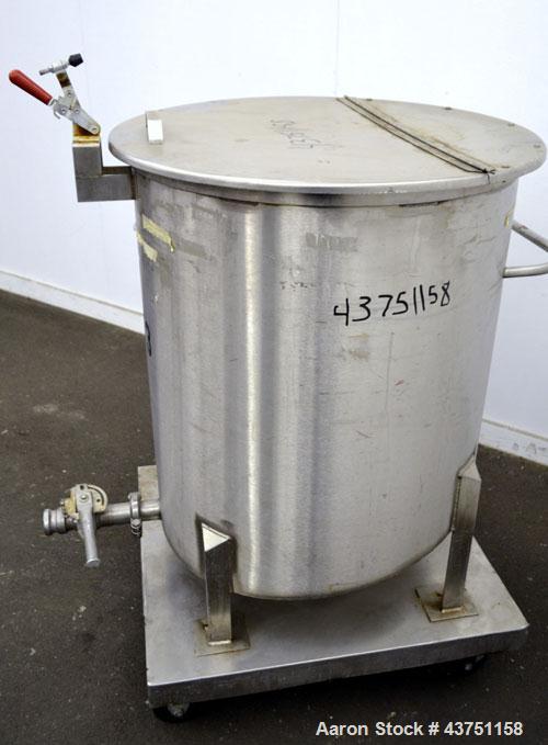 Used Water Cooling Corporation Tank, 100 Gallon, 304 Stainless Steel, Vertical. Approximately 31" diameter x 34" straight side.Flat top with a bolt-on hinged cover, 6" sloped bottom.2" Tri-clamp side...