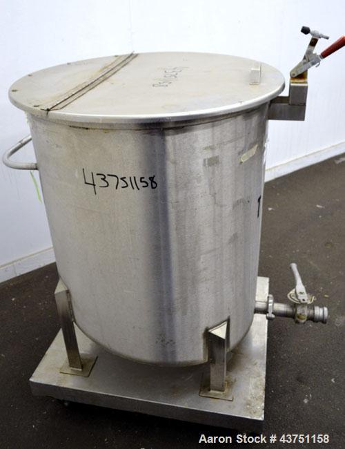 Used Water Cooling Corporation Tank, 100 Gallon, 304 Stainless Steel, Vertical. Approximately 31" diameter x 34" straight side.Flat top with a bolt-on hinged cover, 6" sloped bottom.2" Tri-clamp side...