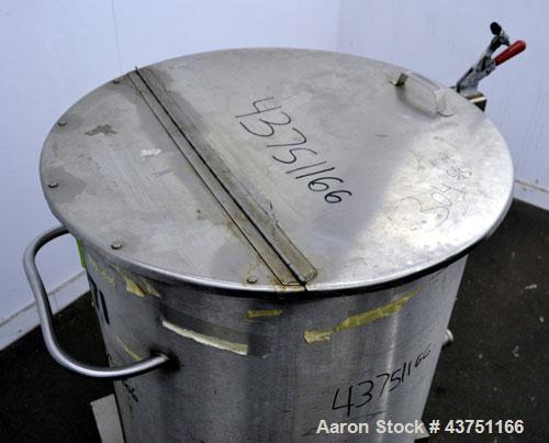 Used Water Cooling Corporation Tank, 100 Gallon, 304 Stainless Steel, Vertical. Approximately 31" diameter x 34" straight side.Flat top with a bolt-on hinged cover, 6" sloped bottom.2" Tri-clamp side...