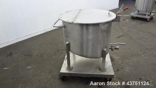 Used Water Cooling Corporation Tank, 60 Gallons, 304 Stainless Steel, Vertical. Approximately 30-1/2" diameter x 21" straight side.  Flat top with a bolt-on hinged cover, 6" sloped bottom.  2" Tri-cl...