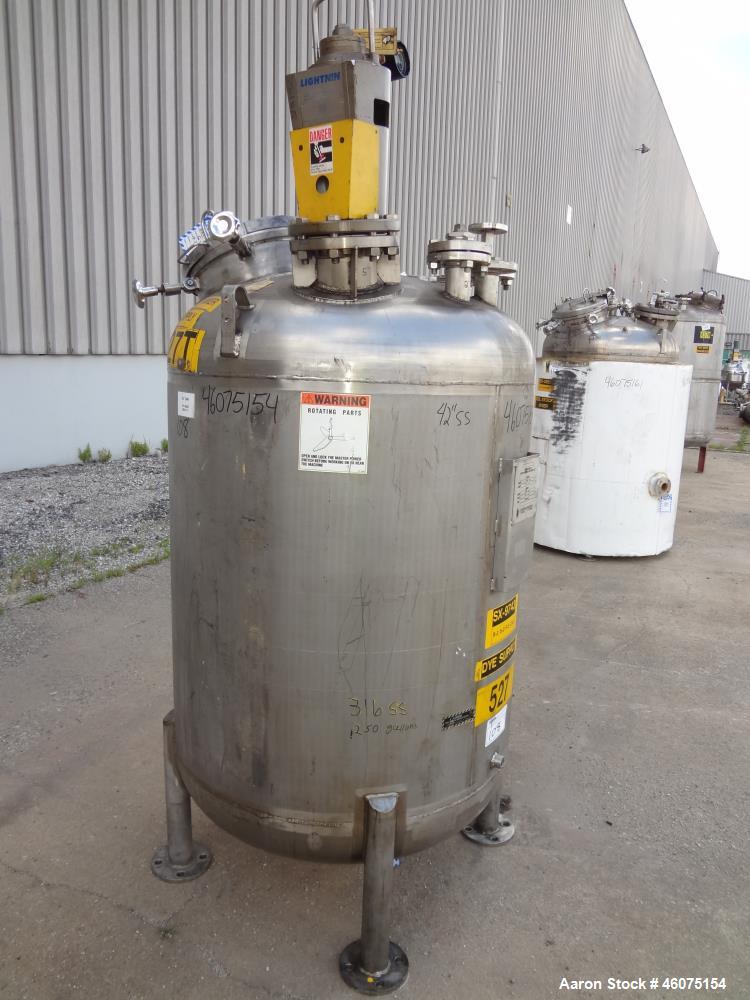 Used Watson Metal Masters Pressure Tank, 250 Gallon, 316L Stainless Steel, Vertical. 39.25" Diameter x 42" straight side, dished top & bottom. Internal rated 80 psi at -20 to 300 degrees F. Off cente...