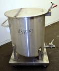 Used Water Cooling Corporation Tank, 100 Gallon, 304 Stainless Steel, Vertical. Approximately 31