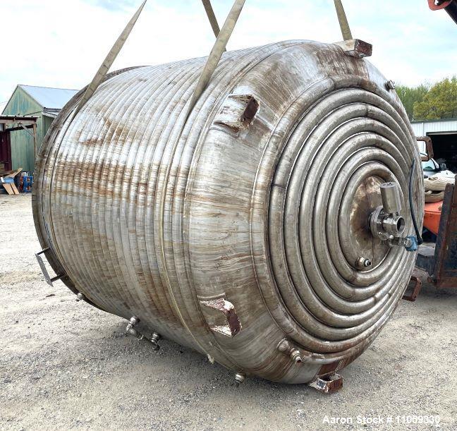 Gebraucht - 3000 Gallonen ummantelter Edelstahl-Schalenboden-Mischtank. 8' Ø x 7' T/t. Halfpipe-Edelstahlmantel. 2 PS, 230/4...