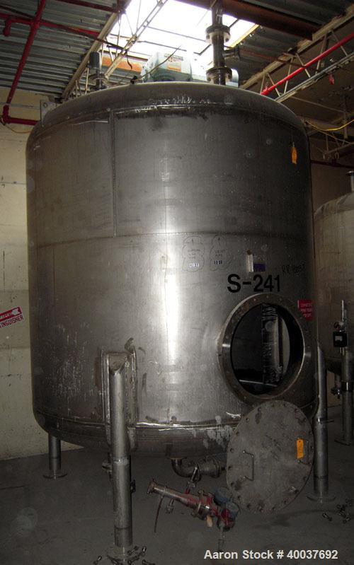Used Douglas Brothers Pressure Tank, 3000 gallon, Stainless steel, Vertical. Approximately 96" diameter x 84" straight side, dished top and bottom. Internal rated 15 psi at 325 deg.f.. Top entering P...