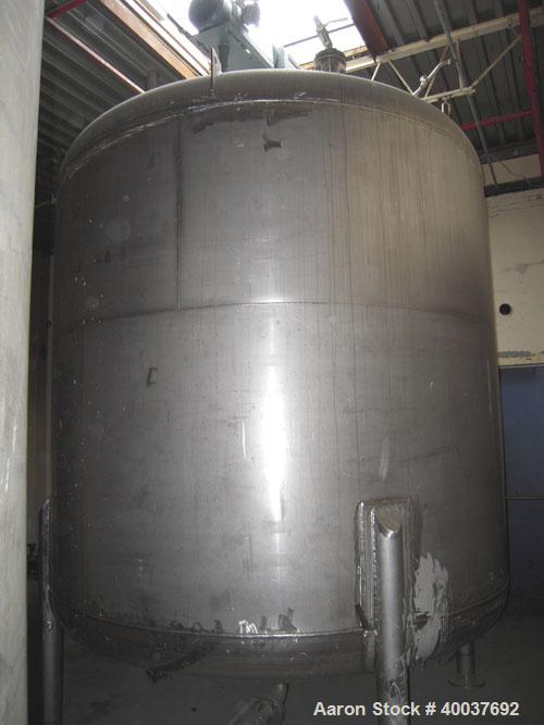Used Douglas Brothers Pressure Tank, 3000 gallon, Stainless steel, Vertical. Approximately 96" diameter x 84" straight side, dished top and bottom. Internal rated 15 psi at 325 deg.f.. Top entering P...