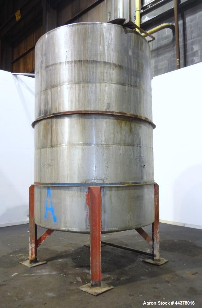 Used Tank, 3000 Gallon, 321 Stainless Steel, Vertical. Approximate 84" diameter x 118" straight side, flat welded top, coned bottom. Fixed carbon steel agitator bridge with a clamp on Lightnin agitat...