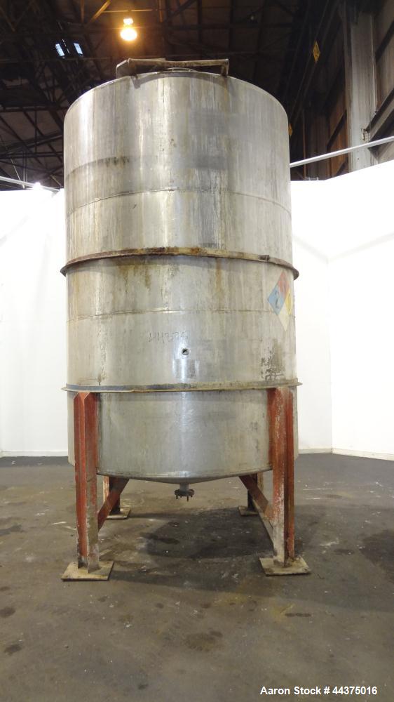 Used Tank, 3000 Gallon, 321 Stainless Steel, Vertical. Approximate 84" diameter x 118" straight side, flat welded top, coned bottom. Fixed carbon steel agitator bridge with a clamp on Lightnin agitat...