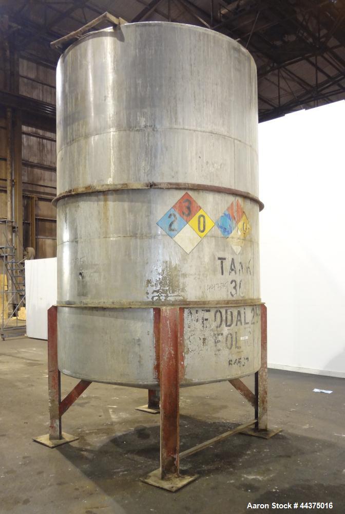 Used Tank, 3000 Gallon, 321 Stainless Steel, Vertical. Approximate 84" diameter x 118" straight side, flat welded top, coned bottom. Fixed carbon steel agitator bridge with a clamp on Lightnin agitat...