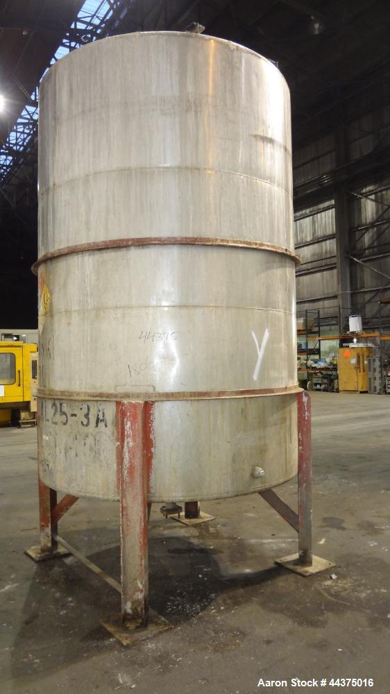 Used Tank, 3000 Gallon, 321 Stainless Steel, Vertical. Approximate 84" diameter x 118" straight side, flat welded top, coned bottom. Fixed carbon steel agitator bridge with a clamp on Lightnin agitat...
