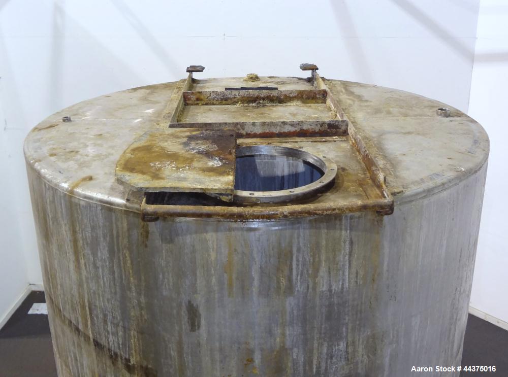 Used Tank, 3000 Gallon, 321 Stainless Steel, Vertical. Approximate 84" diameter x 118" straight side, flat welded top, coned bottom. Fixed carbon steel agitator bridge with a clamp on Lightnin agitat...