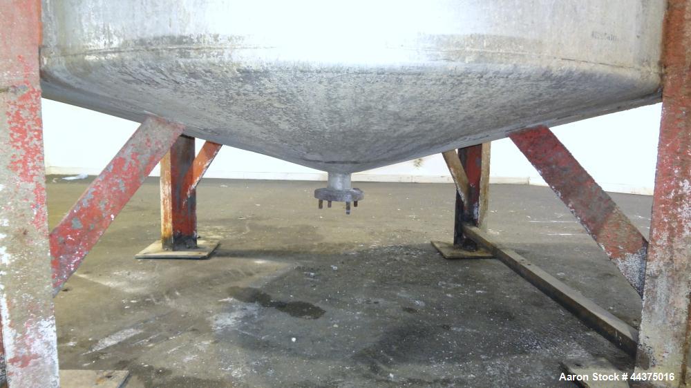 Used Tank, 3000 Gallon, 321 Stainless Steel, Vertical. Approximate 84" diameter x 118" straight side, flat welded top, coned bottom. Fixed carbon steel agitator bridge with a clamp on Lightnin agitat...