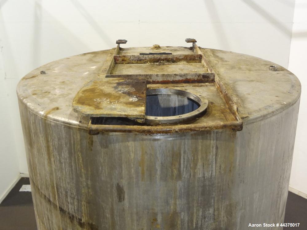 Used Tank, 3000 Gallon, 304 Stainless Steel, Vertical. Approximate 84" diameter x 118" straight side, flat welded top, coned bottom. Fixed carbon steel agitator bridge with a Lightnin agitator, model...