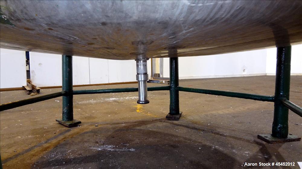 Used Tank, 1,200 Gallons, 304 Stainless Steel, Vertical. Approximate 71" diameter x 71" Straight Side, Flat Top and Dish bottom. Top has agitator bridge  with (3) hinged covers. Lightnin Agitator wit...