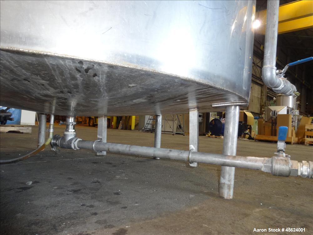 1,500 Gallon 304 Stainless Steel Vertical Tank
