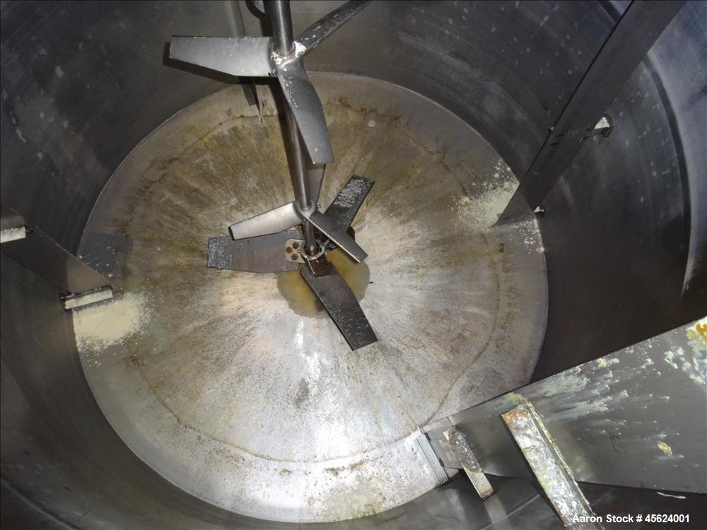 1,500 Gallon 304 Stainless Steel Vertical Tank