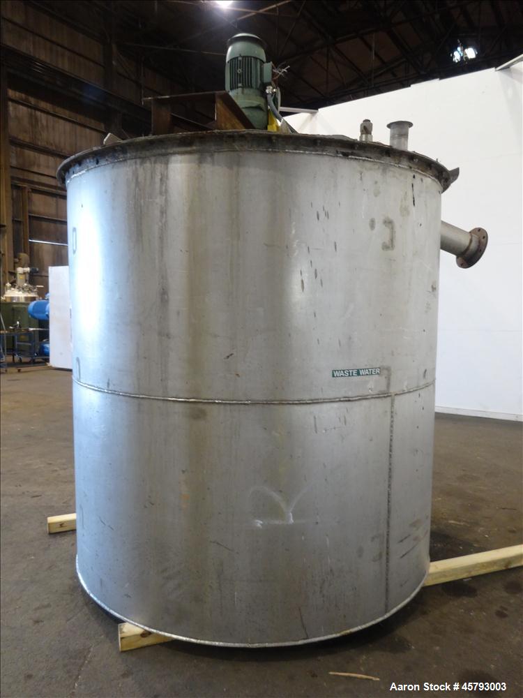 Used Tank, Approximately 2,400 Gallon, 304 Stainless Steel, Vertical.