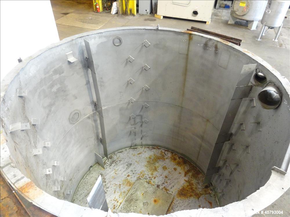 Used Tank, Approximately 1,900 Gallon, 316 Stainless Steel, Vertical.