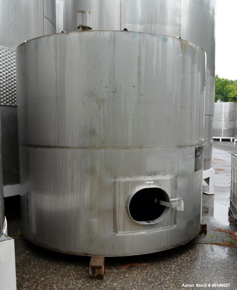 Used Tank, Approximate 4,000 Gallon, Stainless Steel, Vertical.