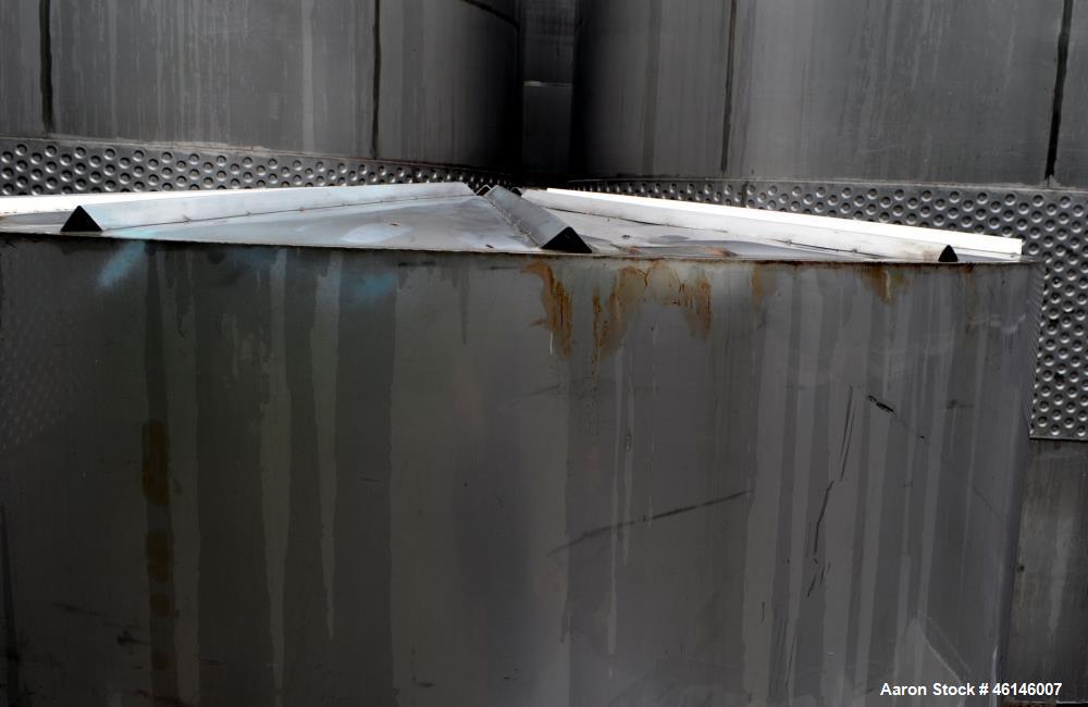 Used Tank, Approximate 4,000 Gallon, Stainless Steel, Vertical.