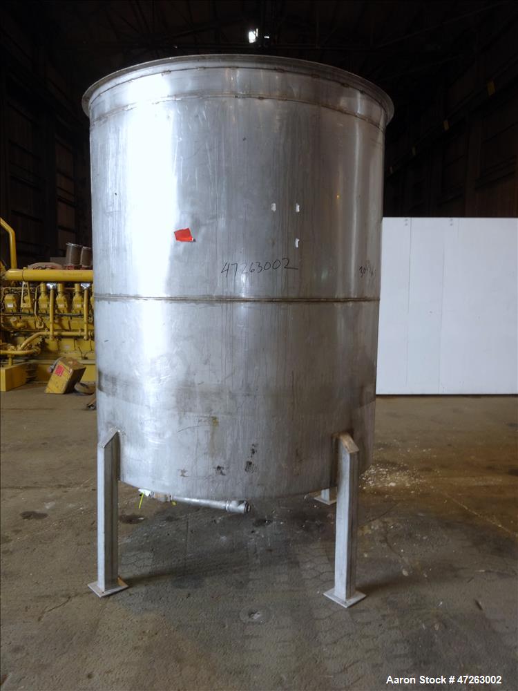 Used Tank, Approximate 1000 Gallon, 304 Stainless Steel, Vertical.