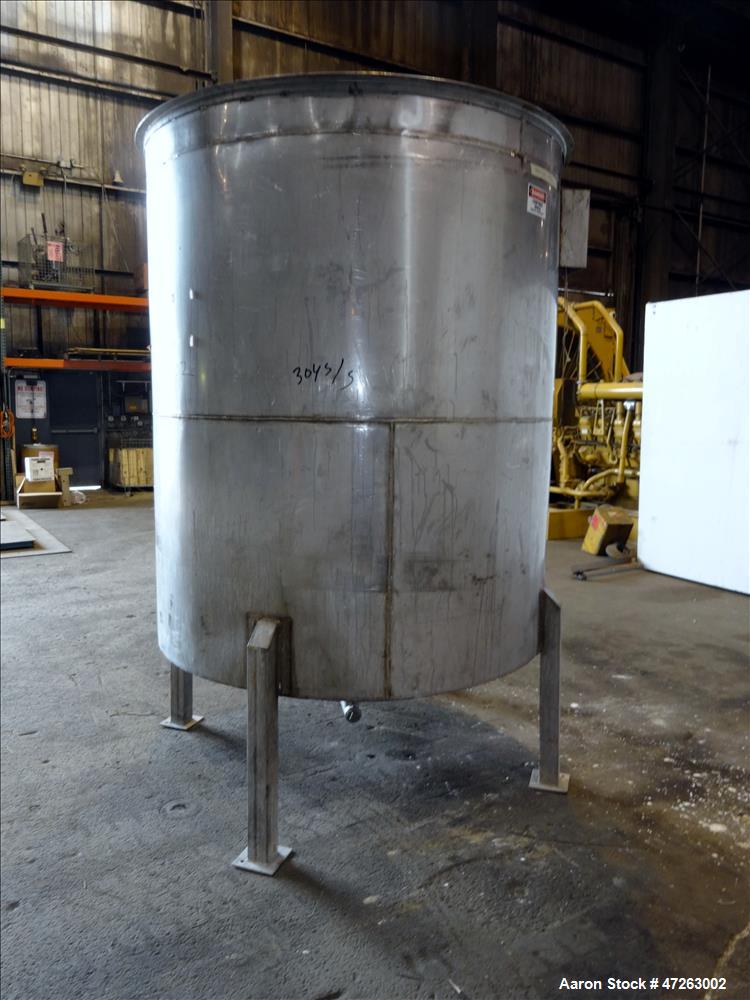Used Tank, Approximate 1000 Gallon, 304 Stainless Steel, Vertical.