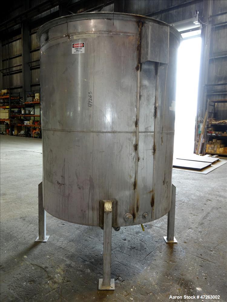 Used Tank, Approximate 1000 Gallon, 304 Stainless Steel, Vertical.