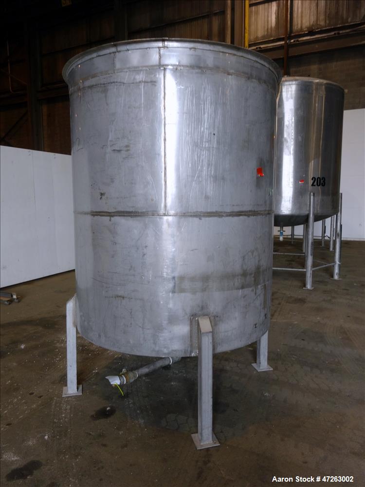 Used Tank, Approximate 1000 Gallon, 304 Stainless Steel, Vertical.