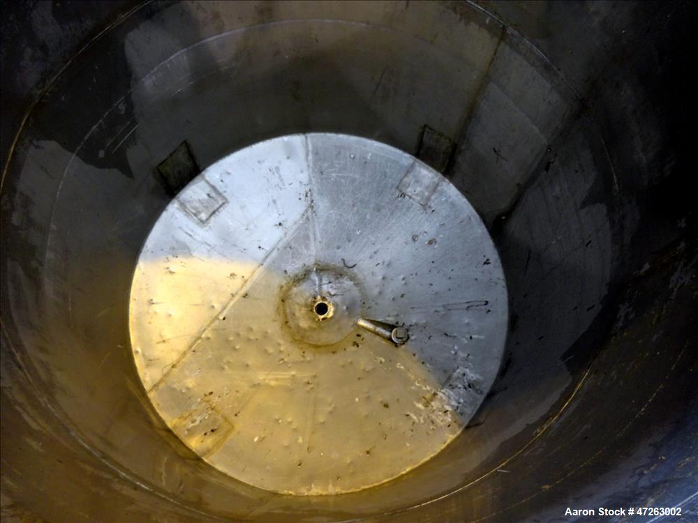 Used Tank, Approximate 1000 Gallon, 304 Stainless Steel, Vertical.