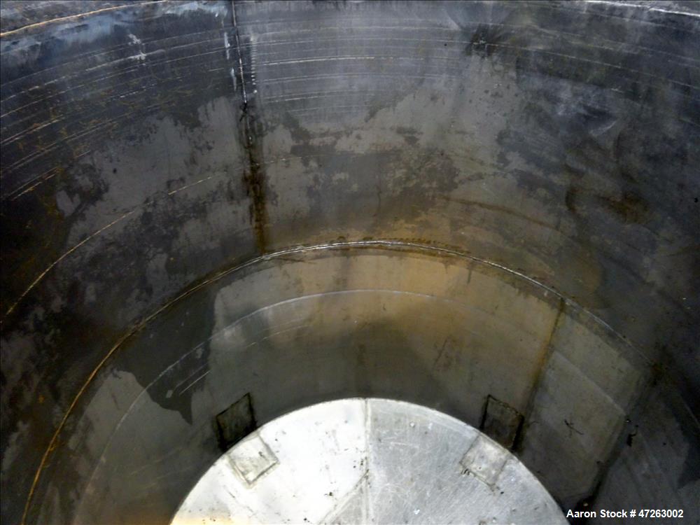 Used Tank, Approximate 1000 Gallon, 304 Stainless Steel, Vertical.