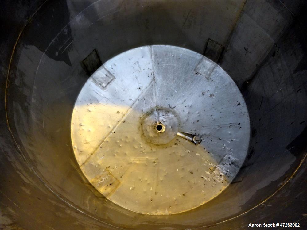 Used Tank, Approximate 1000 Gallon, 304 Stainless Steel, Vertical.