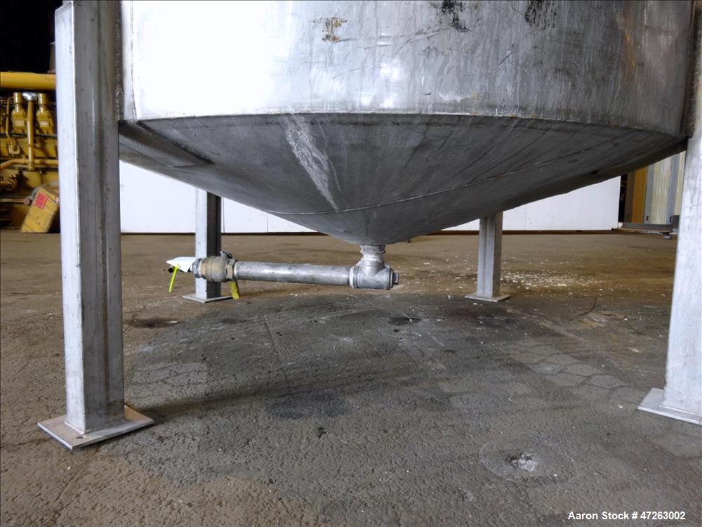 Used Tank, Approximate 1000 Gallon, 304 Stainless Steel, Vertical.