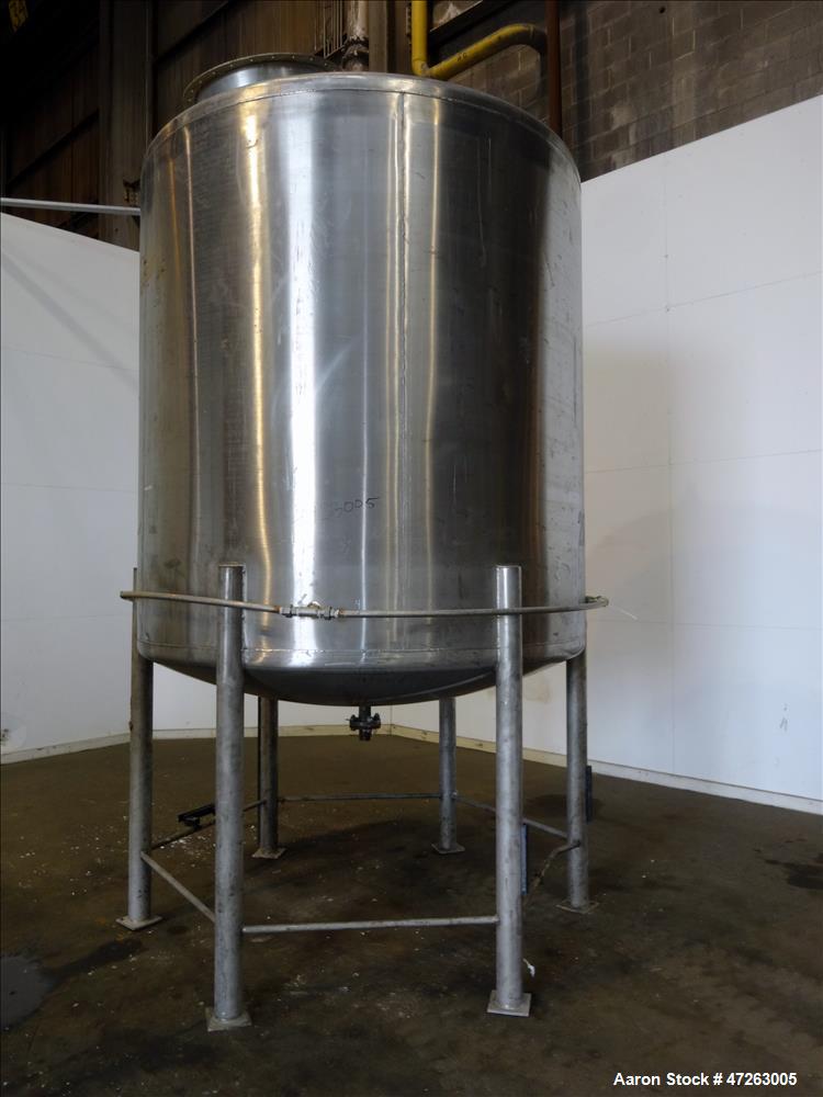 Used Tank, Approximate 2,000 Gallons, 304 Stainless Steel, Vertical.