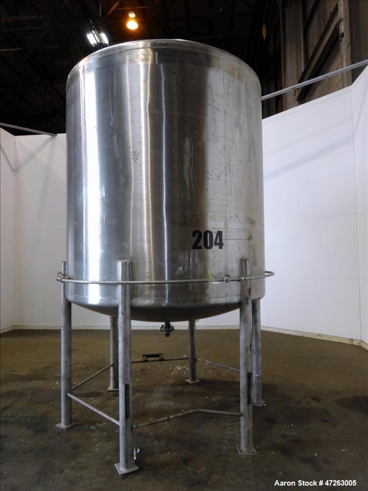 Used Tank, Approximate 2,000 Gallons, 304 Stainless Steel, Vertical.