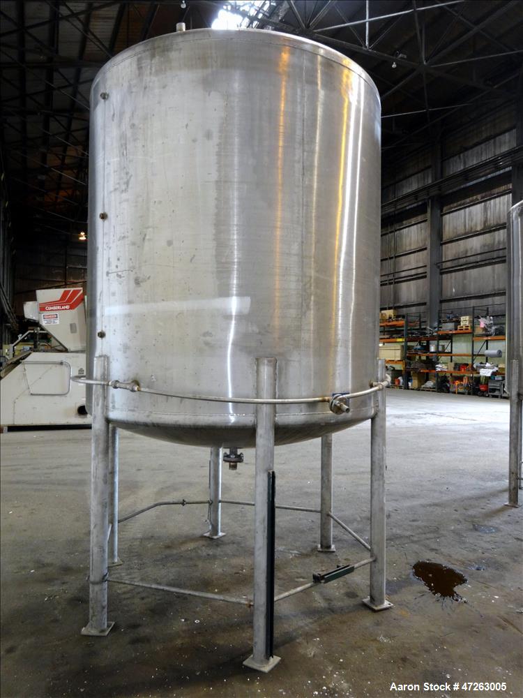Used Tank, Approximate 2,000 Gallons, 304 Stainless Steel, Vertical.