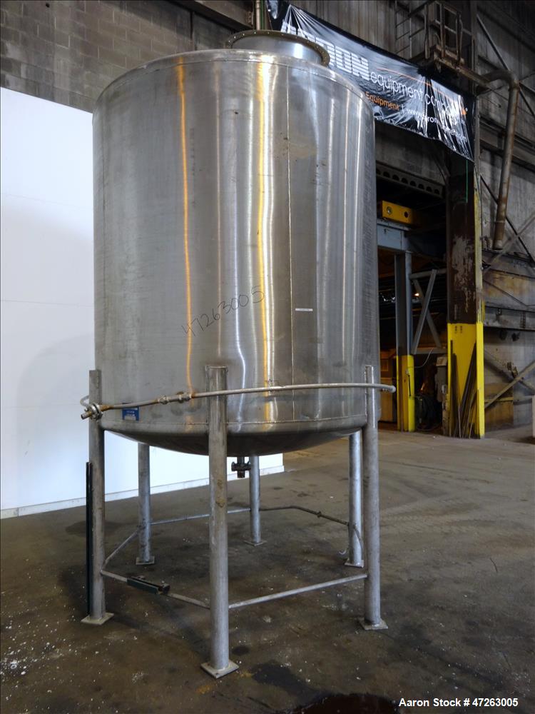 Used Tank, Approximate 2,000 Gallons, 304 Stainless Steel, Vertical.