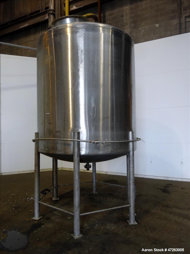 Used Tank, Approximate 2,000 Gallons, 304 Stainless Steel, Vertical.